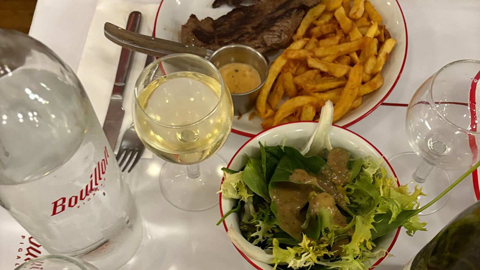 Gerecht op de kaart van een bouillon in Parijs